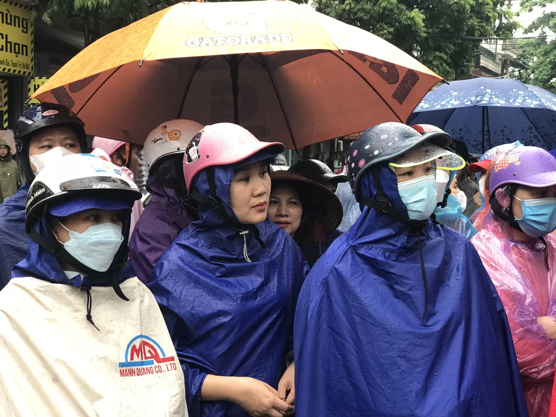 Phụ huynh dõi mắt chờ con. Ảnh: Khánh Huy.