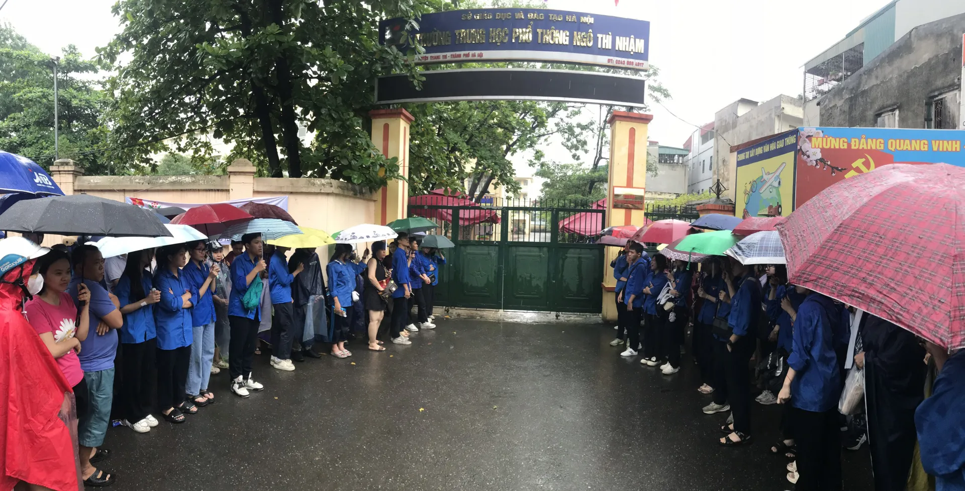 Đội thanh niên tình nguyện chuẩn bị đón thí sinh sau khi hết giờ thi. Ảnh: Khánh Huy