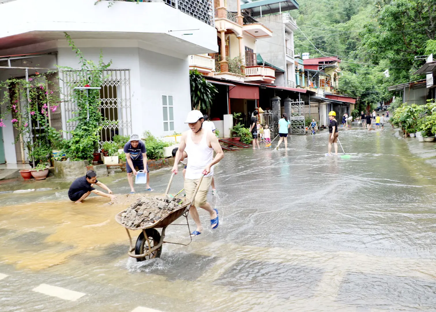 Người dân thành phố Hà Giang khắc phục hậu quả do mưa lớn gây ngập úng