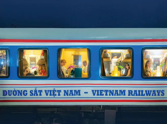 Tàu Bắc- Nam liên tục bị ném đá