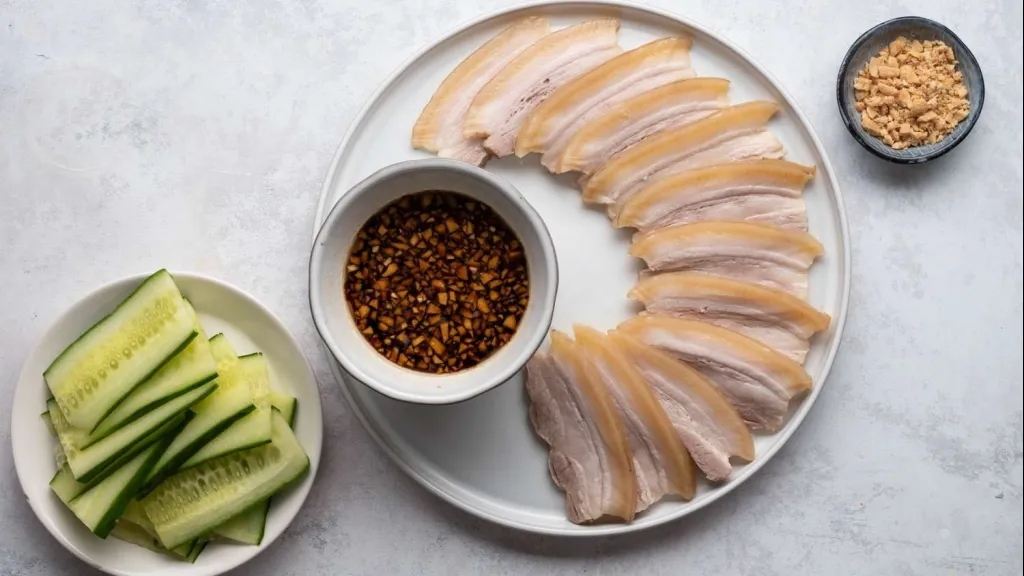 Nên luộc thịt bằng nước sôi hay nước lạnh?