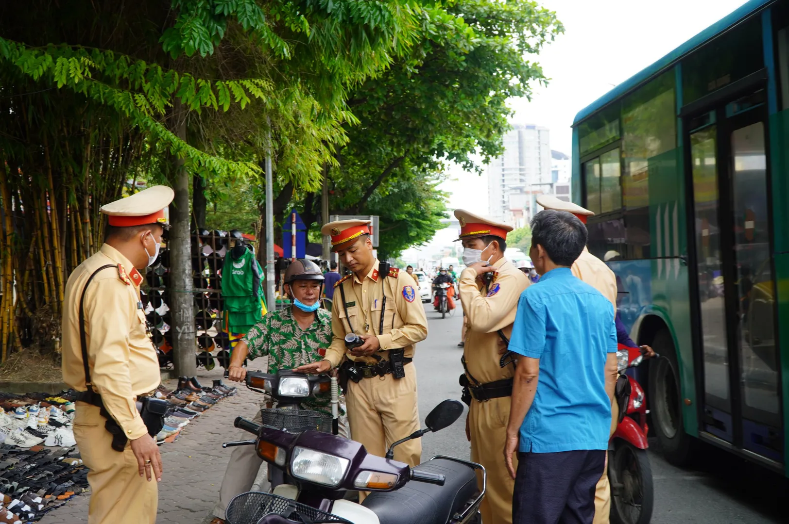 Hà Nội: phạt nặng 7 tài xế uống rượu bia vẫn lái xe