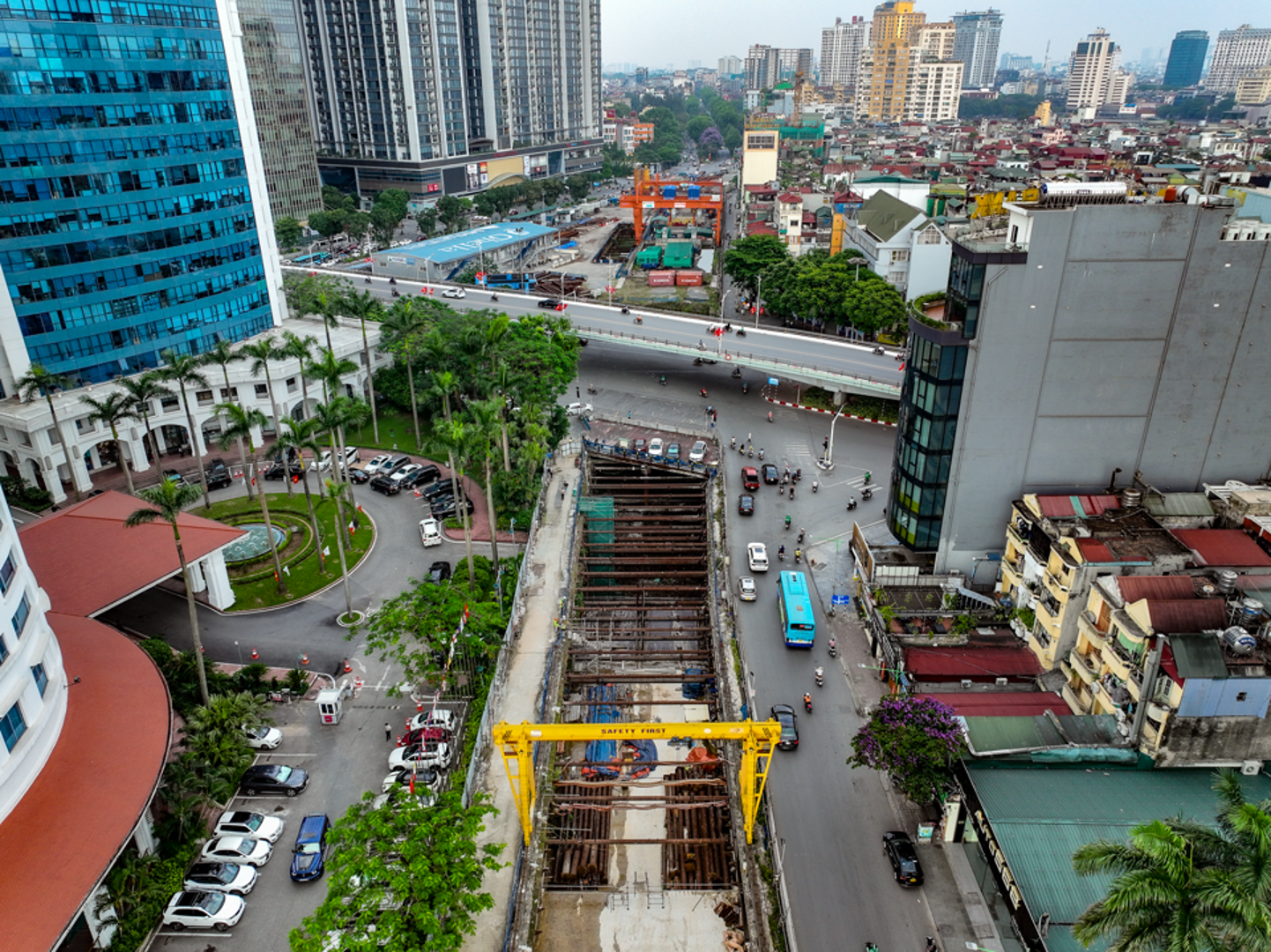 Rào chắn gầm cầu vượt Nguyễn Chí Thanh phục vụ thi công dốc hạ ngầm