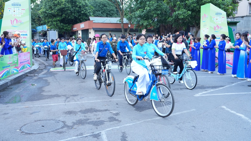 Record-breaking green bike ride at Hanoi Lotus Festival