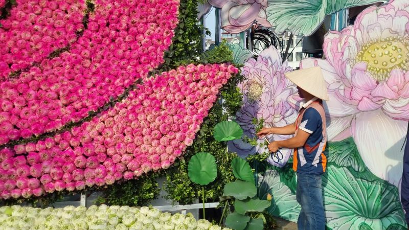 Unique lotus flower art on display in Hanoi