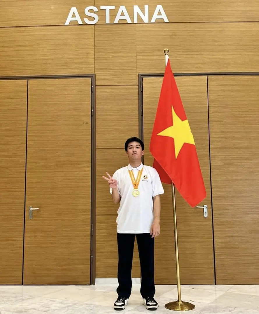 Đặng Tuấn Anh với tấm Huy chương Vàng tại Olympic sinh học quốc tế 2024.