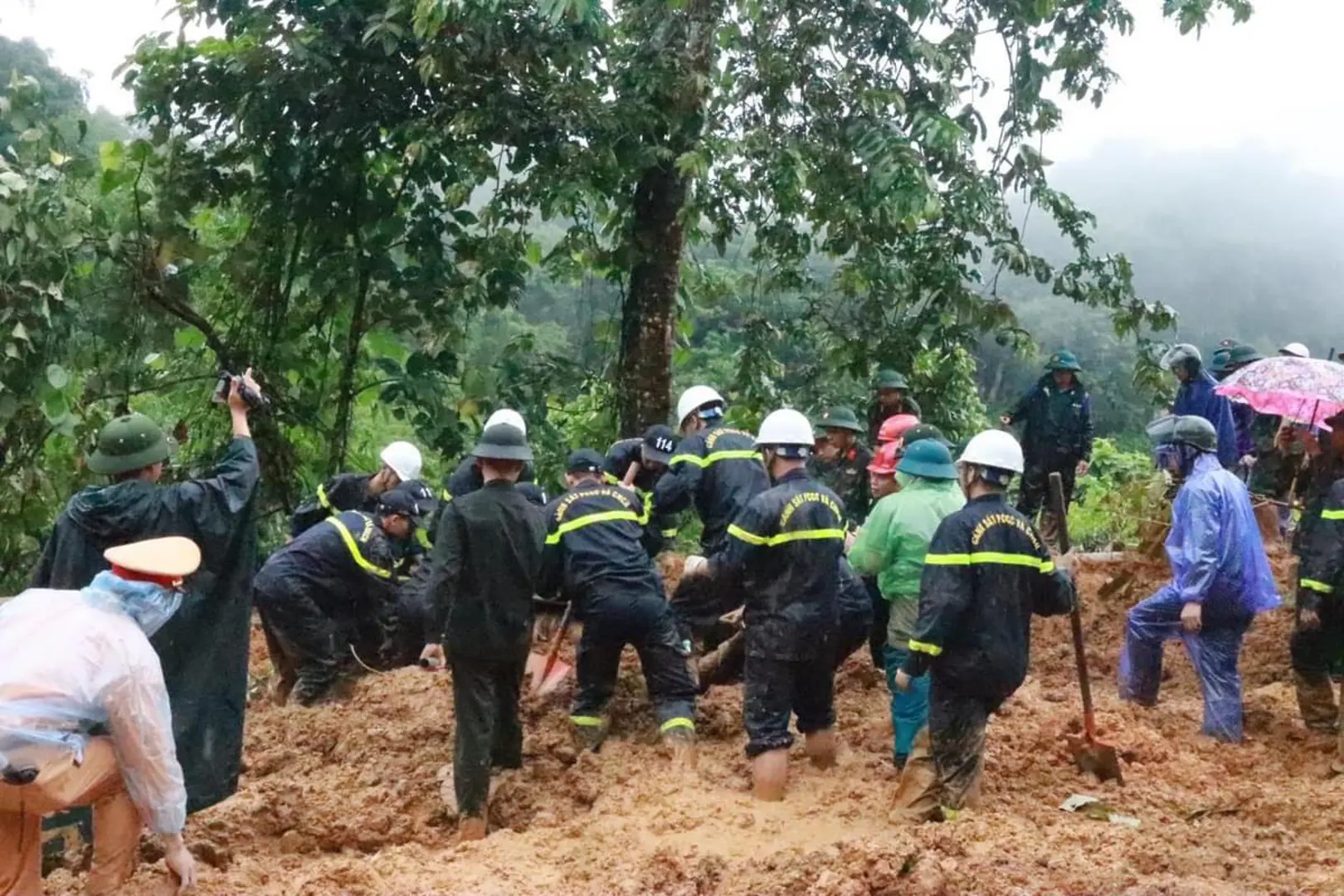 Phân luồng giao thông qua đoạn sạt lở đất nghiêm trọng ở Hà Giang