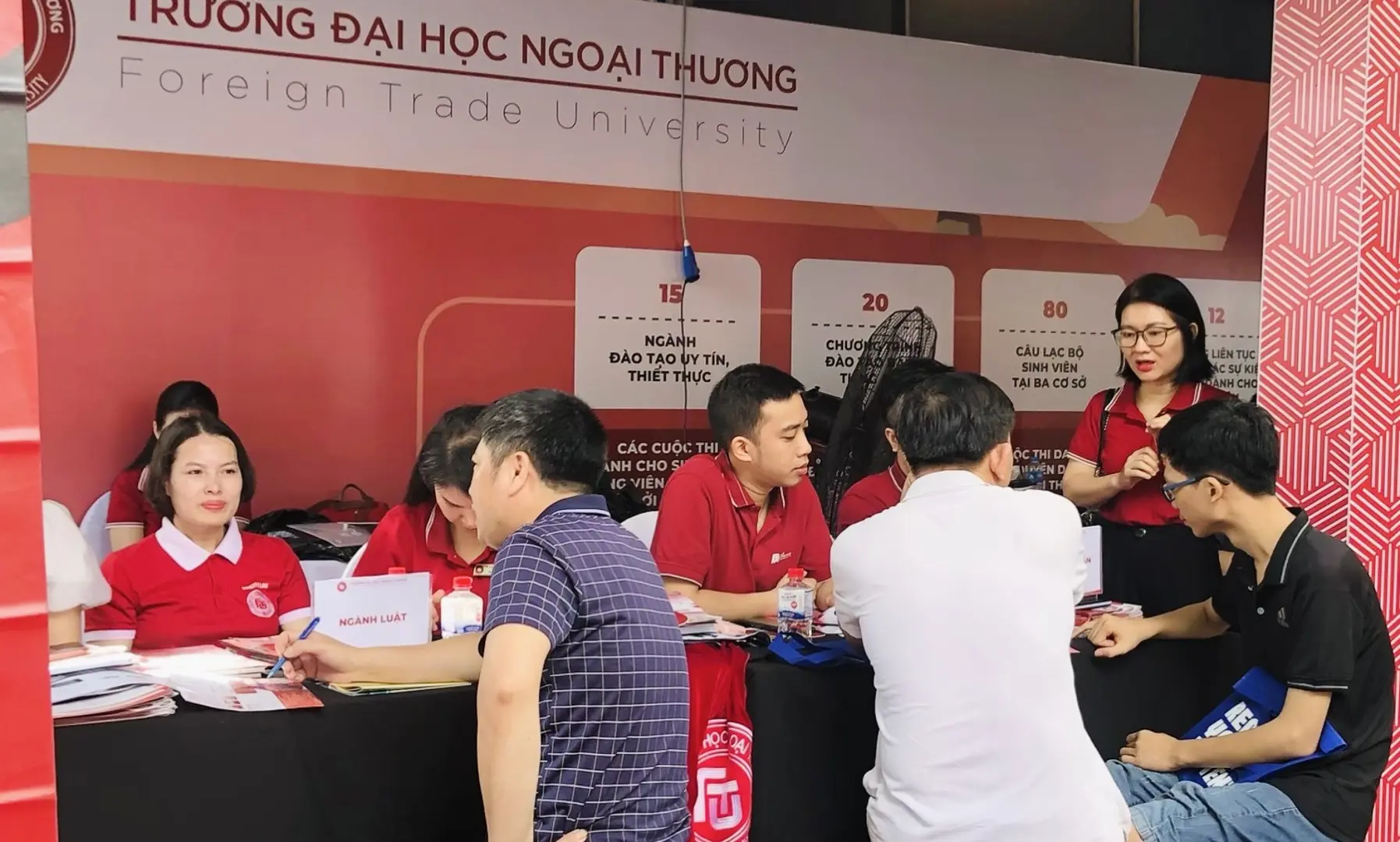 Thí sinh tìm hiểu ngành nghề tại các gian tư vấn của các trường.