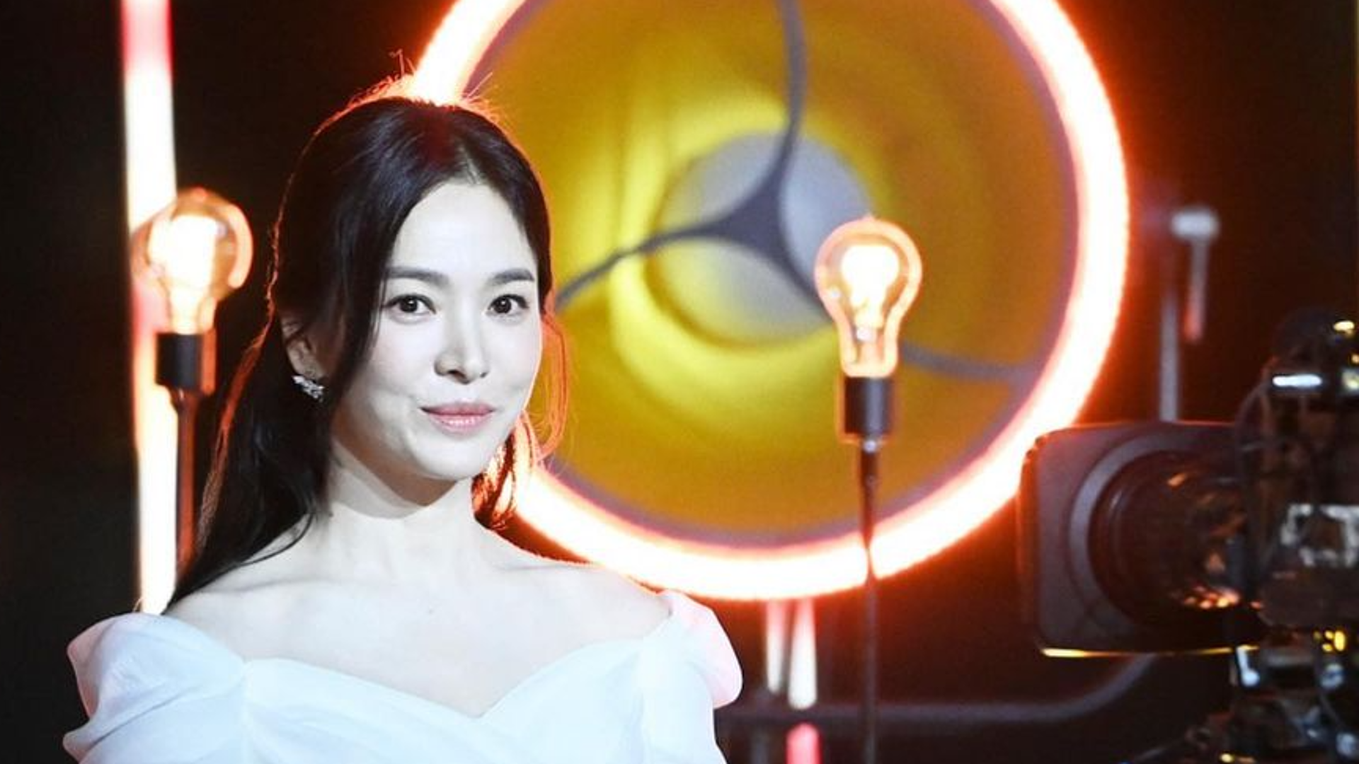 "Bảo vật nhan sắc" Song Hye Kyo lộ nếp nhăn khi trao giải Rồng Xanh 2024