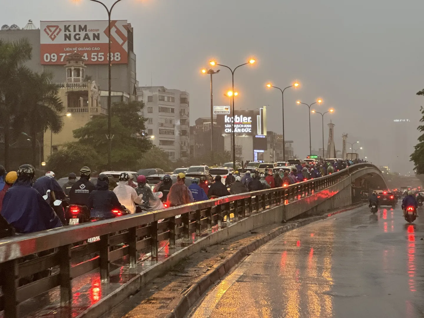 Mưa lớn kéo dài cả ngày, nhiều tuyến đường Hà Nội ùn tắc