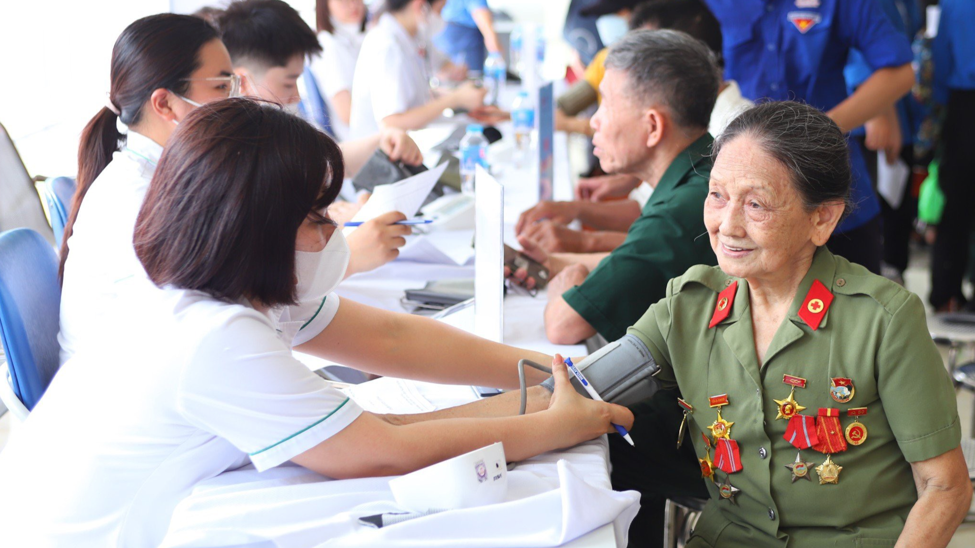 Thanh niên Hà Nội khám bệnh miễn phí cho 700 người dân tại huyện Đông Anh