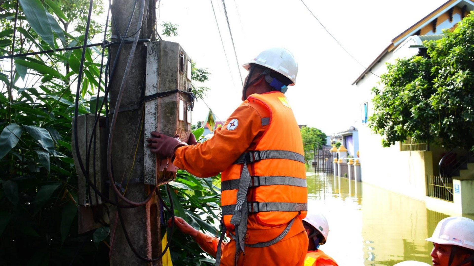 Cấp điện lại sớm lúc nào, người dân vùng ngập lụt đỡ vất vả ngày đấy