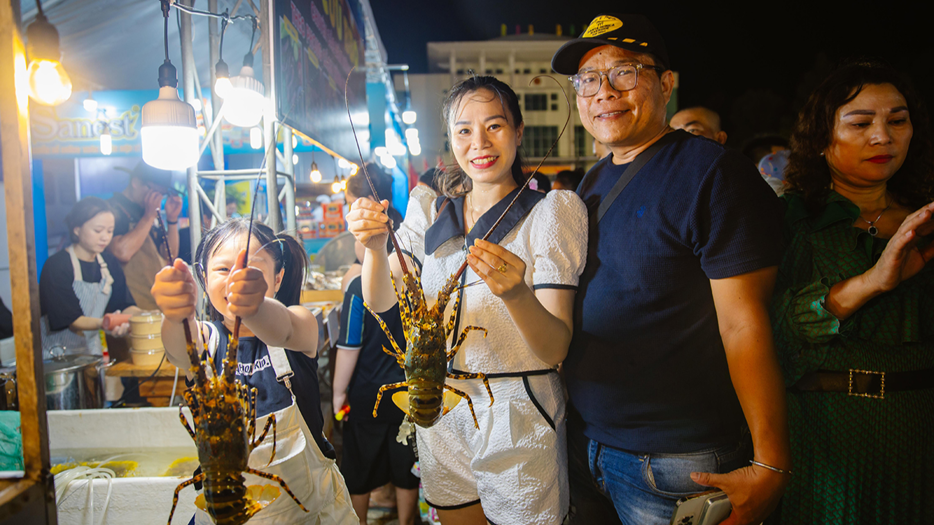 Du khách hào hứng trải nghiệm ẩm thực tôm hùm Cam Ranh với giá "đặc biệt"