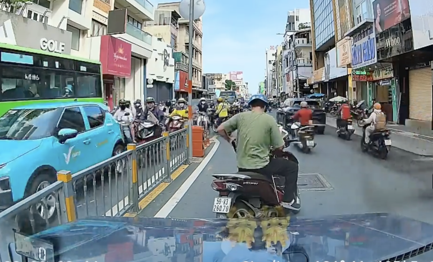 Tước giấy phép lái xe người đàn ông đi ngược chiều, cản đường ô tô