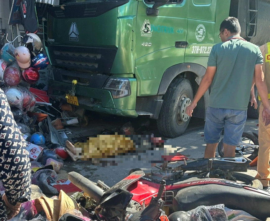 Xe đầu kéo đâm chết người đi xe máy, lao vào hàng loạt cửa hàng