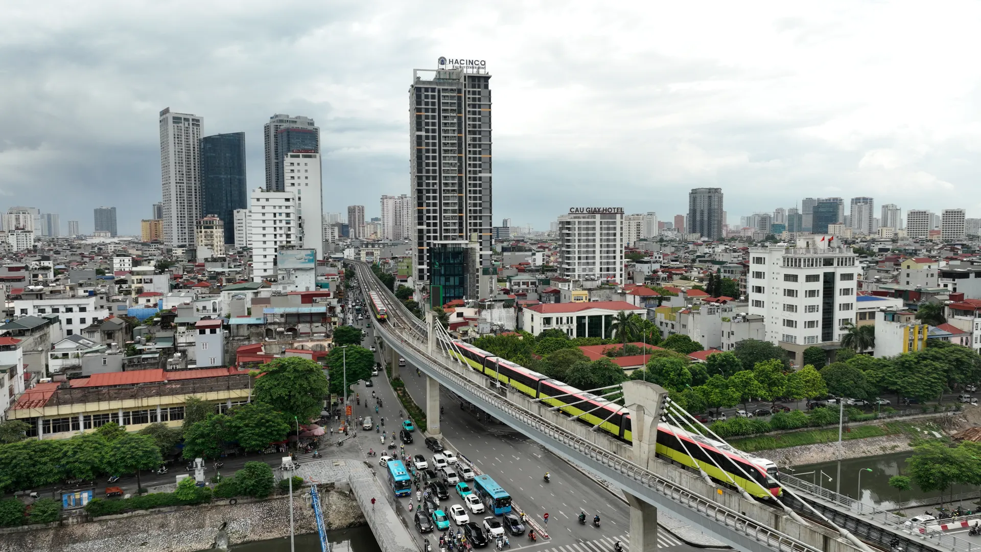 Tại các nhà ga trên tuyến đường sắt đô thị Nhổn - Ga Hà Nội, công tác chuẩn bị đã sẵn sàng cho việc vận hành đoạn tuyến trên cao đã hoàn tất. Ảnh: Phạm Hùng