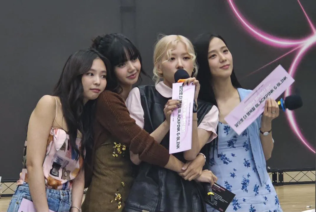 Blackpink đội nón lá Việt Nam ở họp báo 8 năm ra mắt