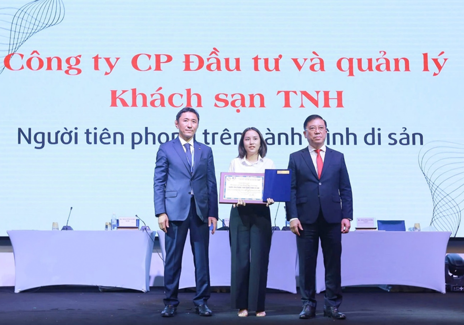 TNH Hotels & Resorts được trao chứng nhận “Người Tiên phong trên hành trình di sản”