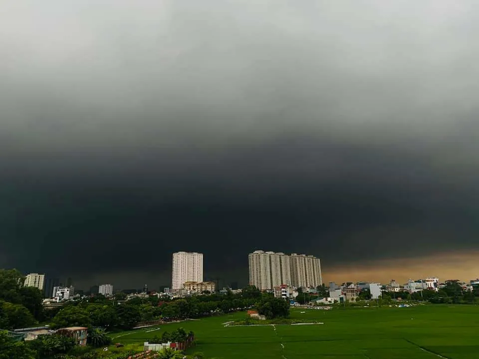 Bầu trời đen kịt. Ảnh: FB Nguyễn Thị Hà