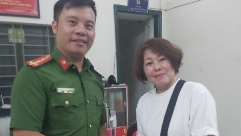 Hà Nội: Nữ du khách người Nhật Bản vui mừng nhận lại chiếc ví đánh rơi