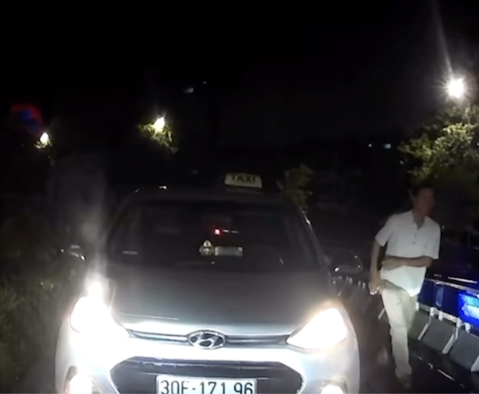 Hàng loạt tài xế đi ngược chiều lên cầu Thanh Trì gây mất an toàn