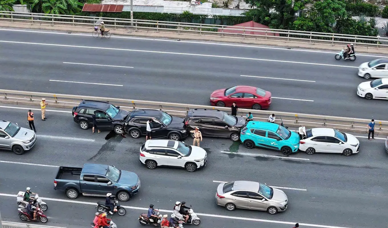 Tìm người biết thông tin vụ tai nạn liên hoàn 6 ôtô trên cầu Nhật Tân