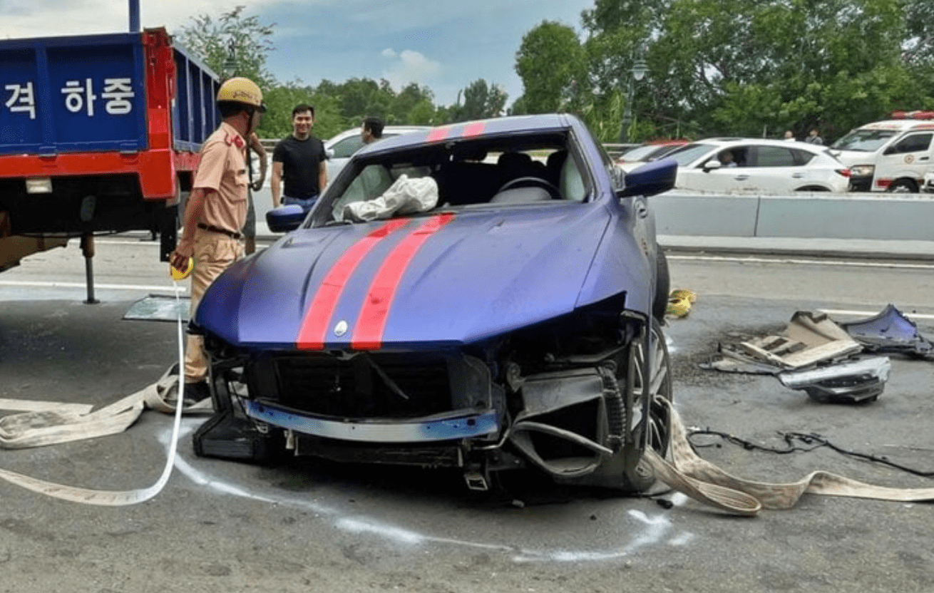 Siêu xe Maserati biến dạng hoàn toàn sau khi đâm vào dải phân cách