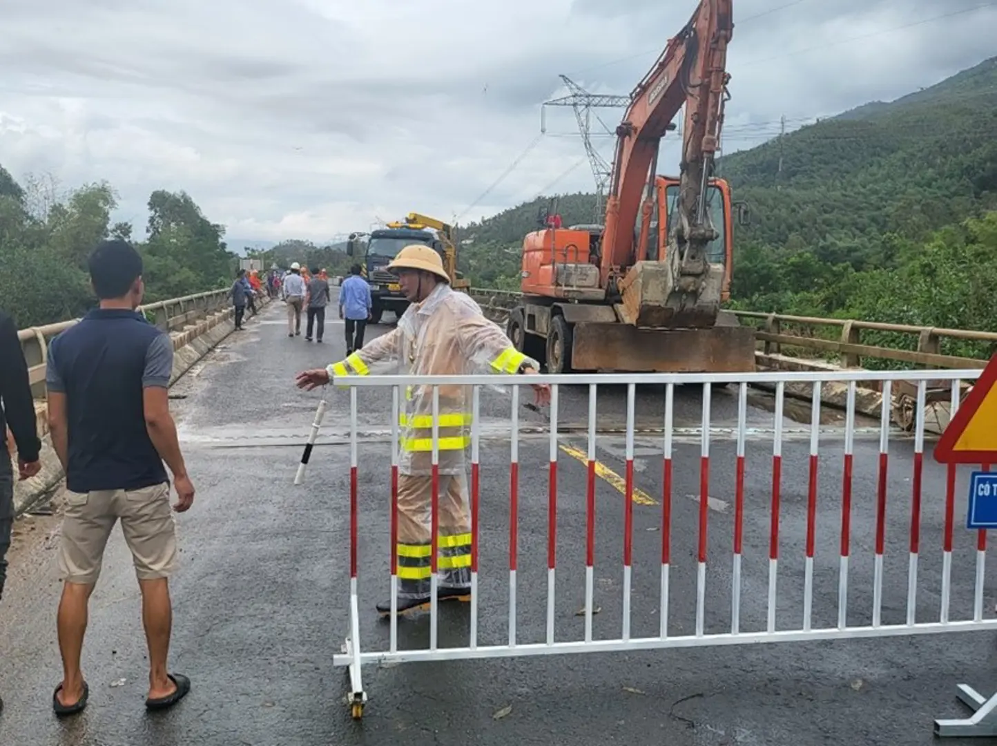 Triển khai phương án bảo đảm giao thông, bảo vệ hạ tầng ứng phó bão Yagi