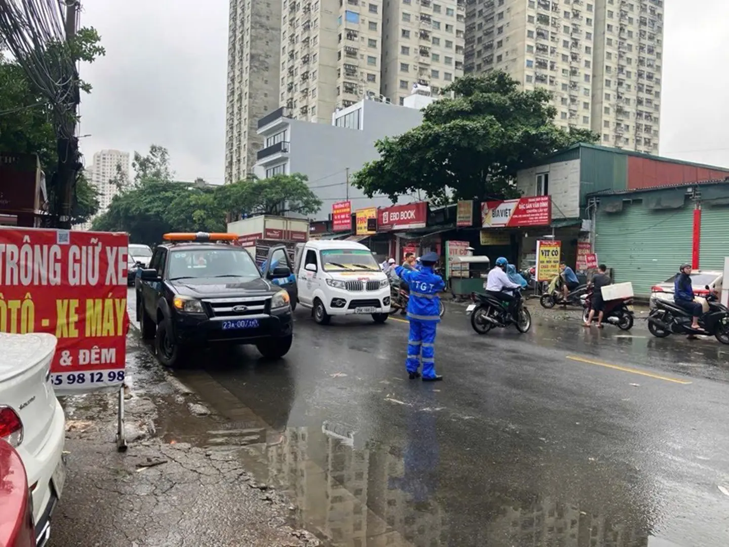 Hà Nội: Thanh tra GTVT huy động phương tiện đưa người dân qua điểm ngập úng