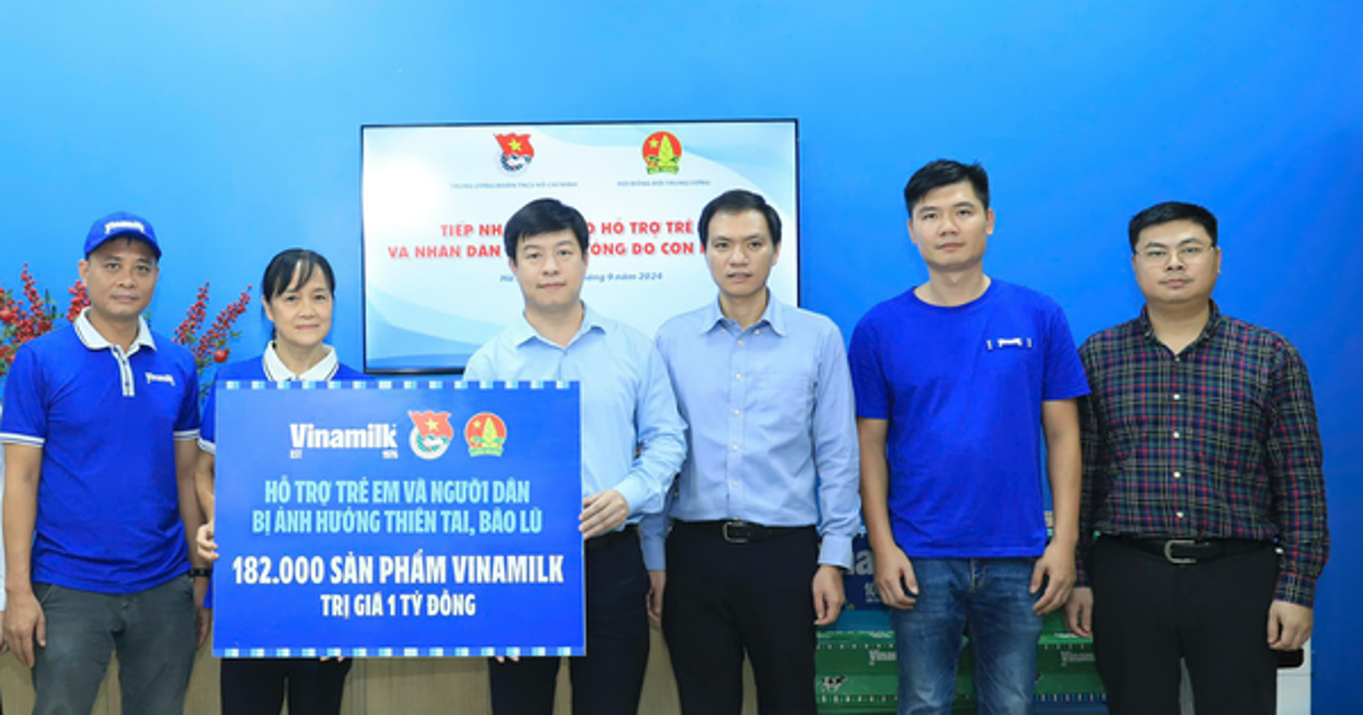 Vinamilk hỗ trợ 550.000 sản phẩm sữa, nước cho trẻ em, người dân vùng bão lũ