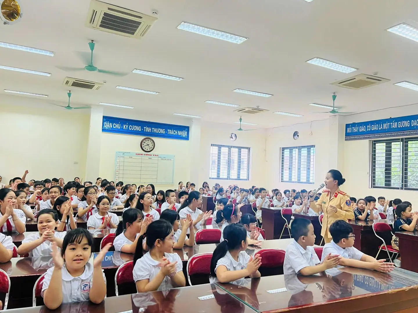 Xây dựng văn hoá giao thông cho hơn 1 vạn học sinh Thủ đô