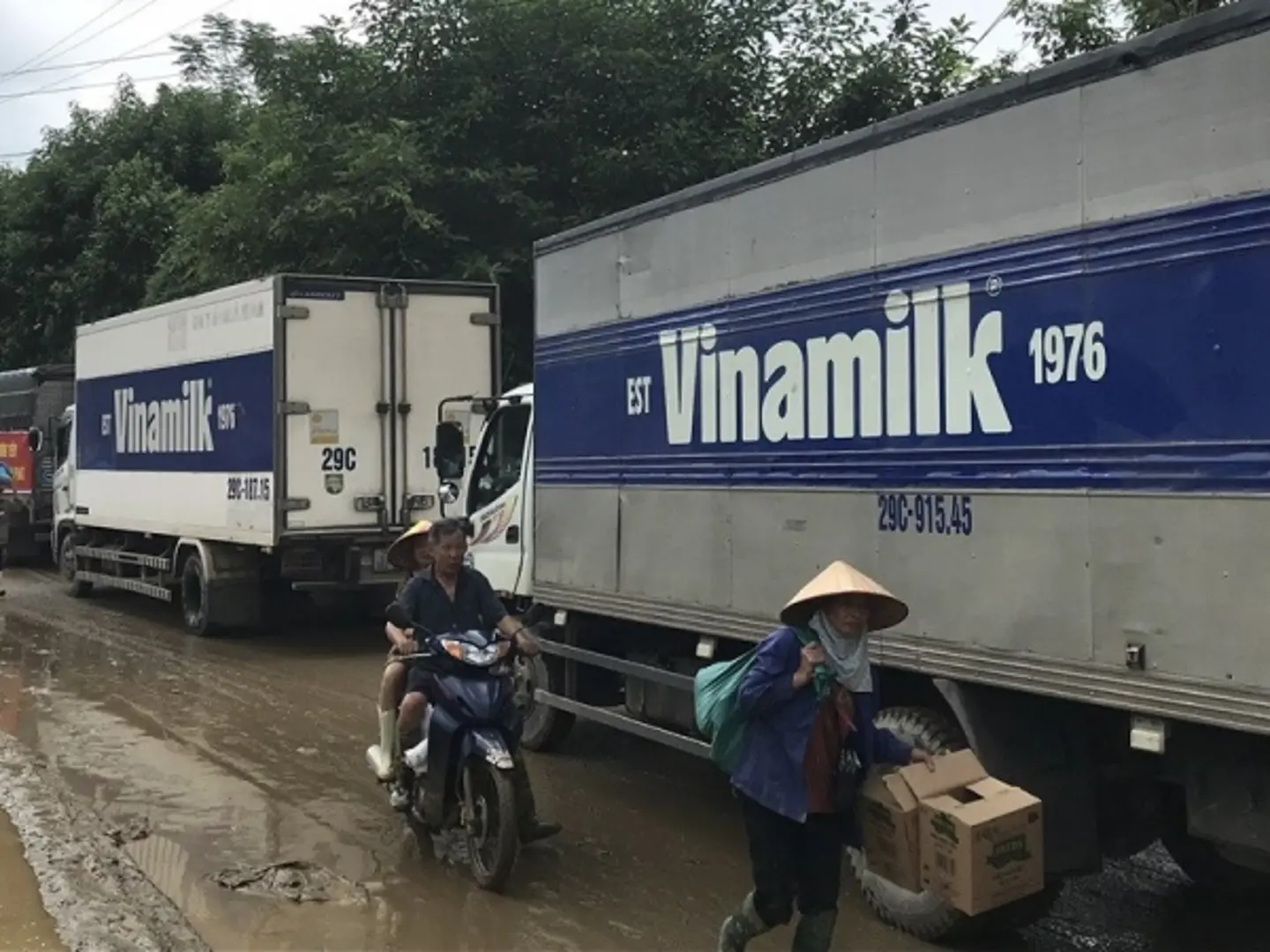 Vinamilk tiếp tục hỗ trợ người dân sau bão lũ