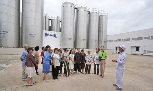 Khách hàng dùng Vinamilk hơn 40 năm, ấn tượng trước siêu nhà máy hiện đại