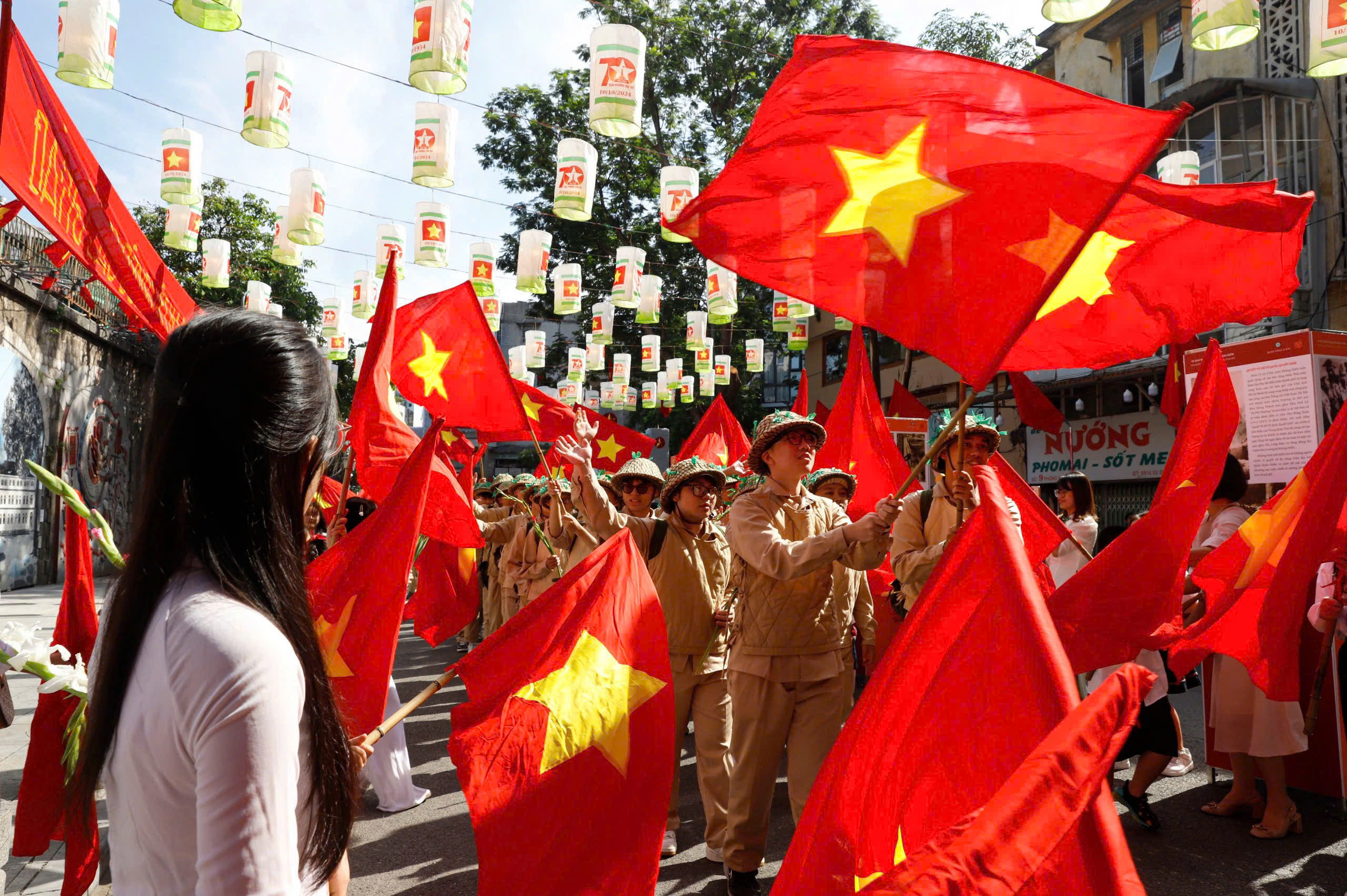 Exhibition in Old Quarter depicts Hanoi's liberation