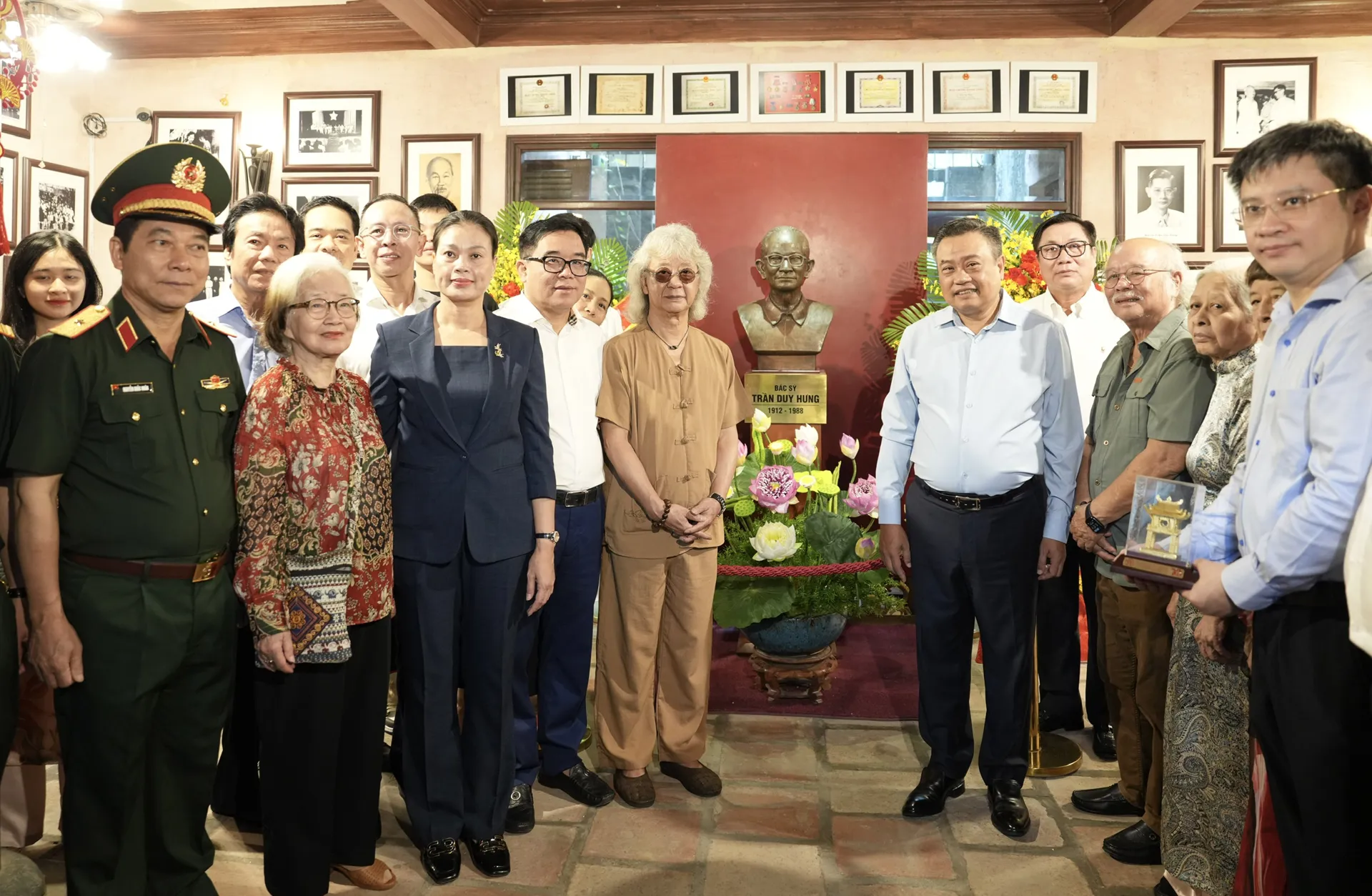 Ủy viên T.Ư Đảng, Phó Bí thư Thành ủy, Chủ tịch UBNDTP Hà Nội Trần Sỹ Thanh và Đoàn đại biểu chụp ảnh cùng thân nhân cố Chủ tịch Ủy ban Hành chính Hà Nội Trần Duy Hưng. Ảnh: Hồng Thái