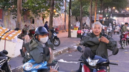 Hà Nội se lạnh vào sáng sớm, người dân khoác áo ấm ra đường