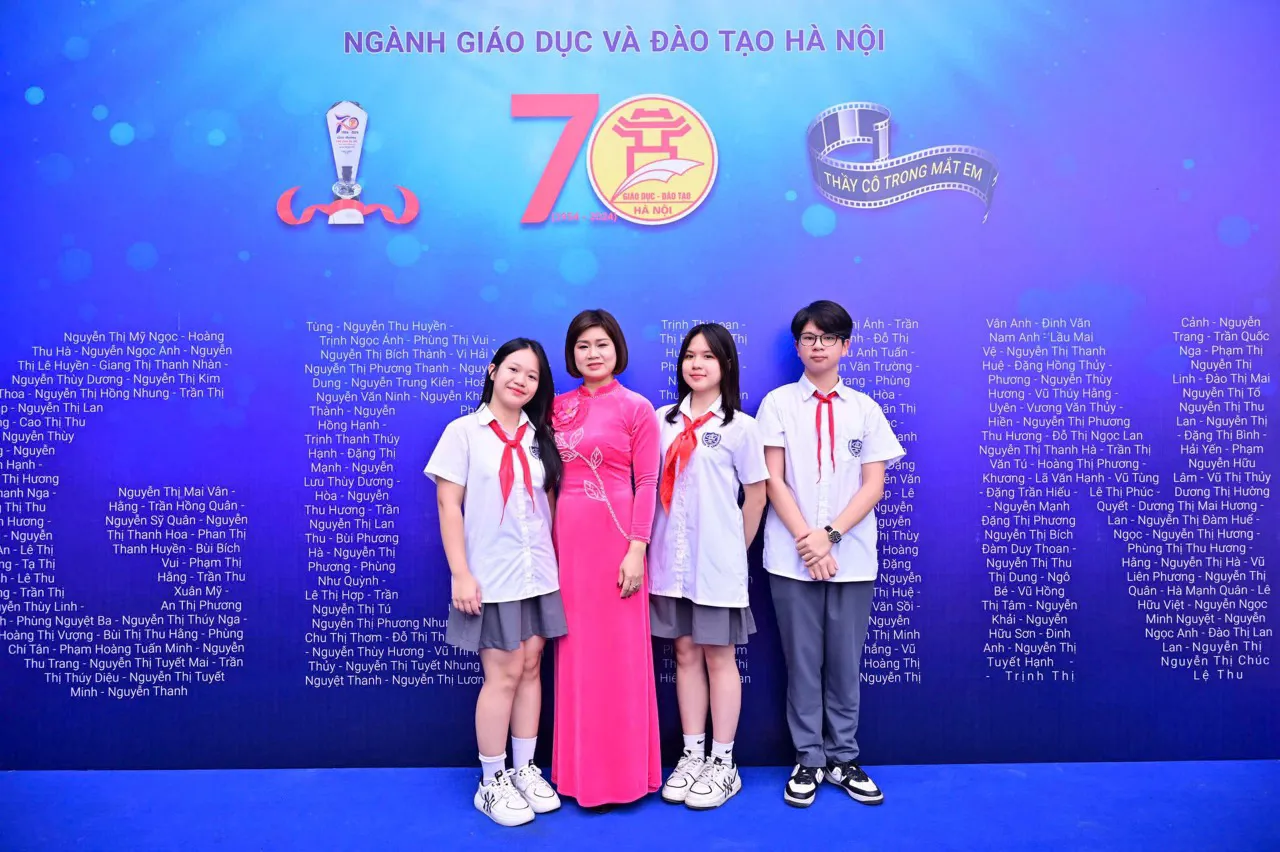 Nhóm học sinh Trường THCS Kim Giang, quận Thanh Xuân đạt giải Đặc biệt Cuộc thi Thầy cô trong mắt em TP Hà Nội năm 2024 cùng cô chủ nhiệm - cô Lê Năm