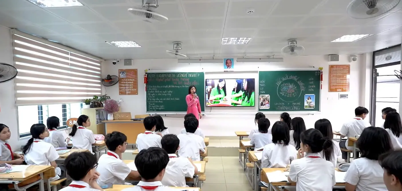 Cô Lê Năm trong một tiết dạy (Ảnh cắt từ clip dự thi).