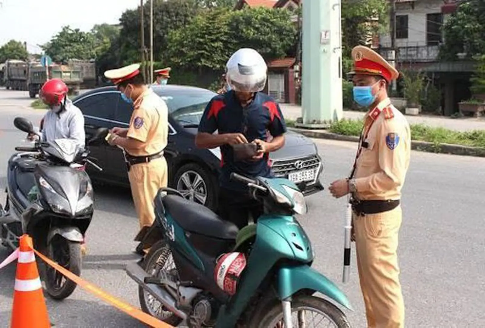 Hà Nội: Phát hiện 972 trường hợp vi phạm luật giao thông ngày 14/11