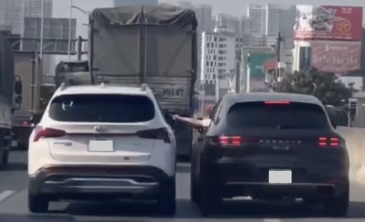Tài xế Porsche Macan đi làn khẩn cấp, đập gương ôtô Hyundai trên vành đai 3