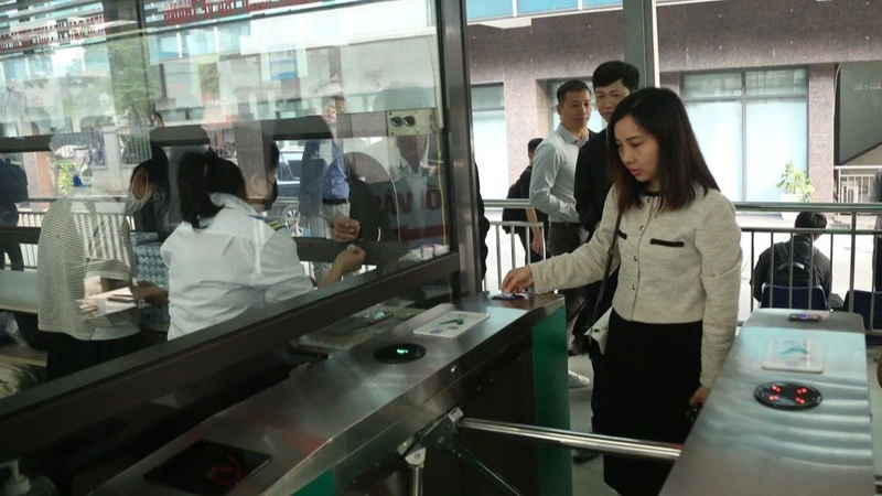 Hanoi pioneers in using interoperable smart cards for public transport