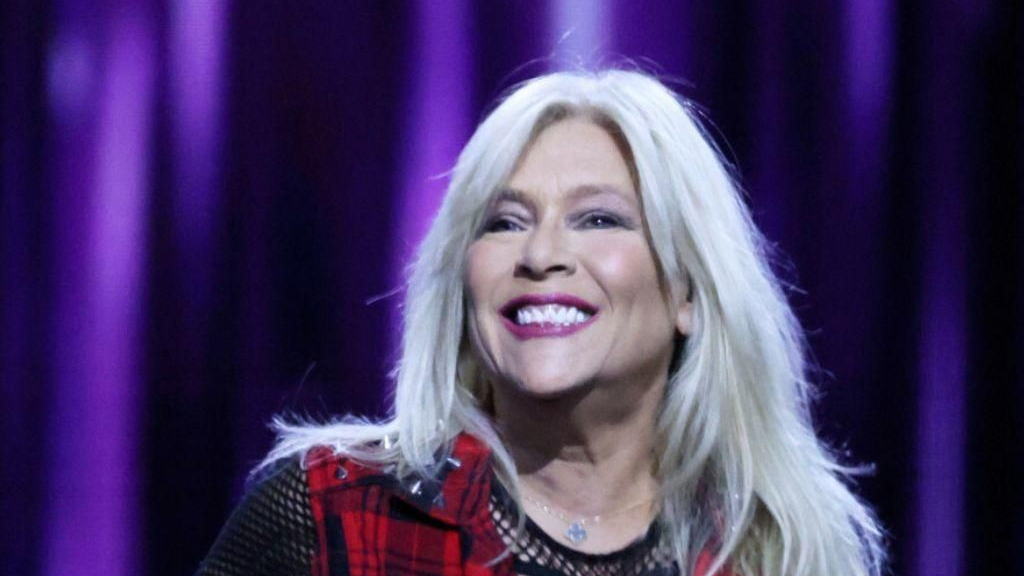 Lần đầu tới Việt Nam, Samantha Fox tỏ ra phấn khích
