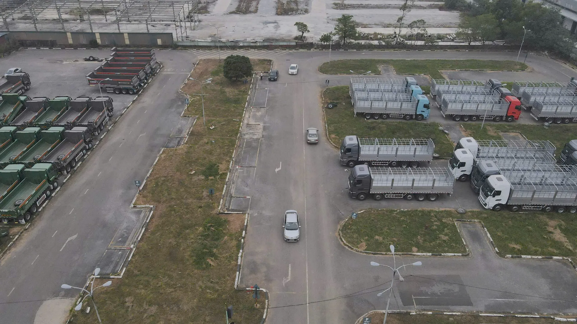 Tập lái chung sân với bãi xe đầu kéo: nguy hiểm rình rập học viên