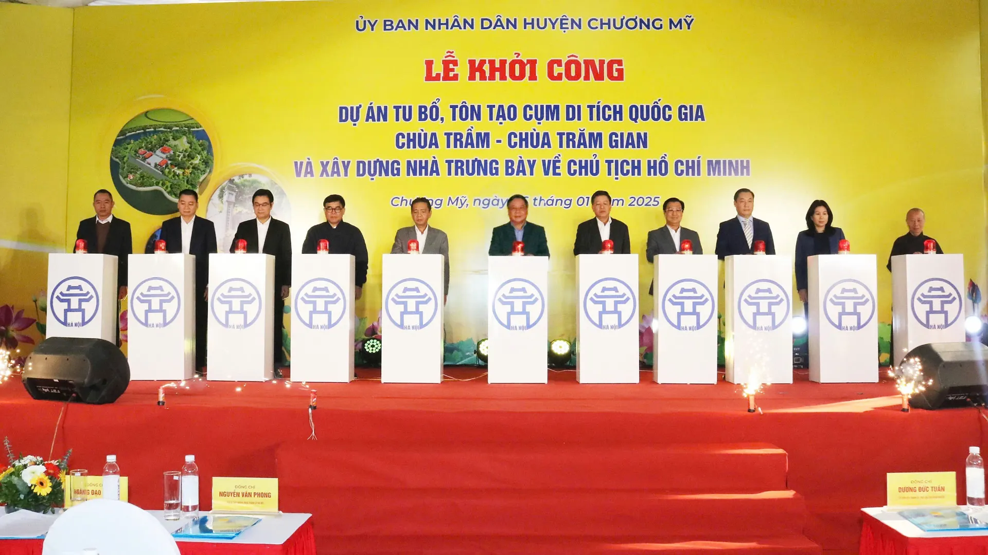 Thứ trưởng Bộ VHTT&DL Hoàng Đạo Cương, Phó Bí thư Thường trực Thành ủy Nguyễn Văn Phong cùng lãnh đạo TP bấm nút khởi công dự án. Ảnh: Trần Thụ