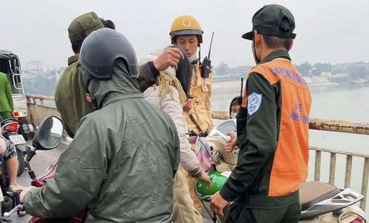 CSGT kịp ngăn cản người mẹ ôm con trai định nhảy xuống sông Hồng