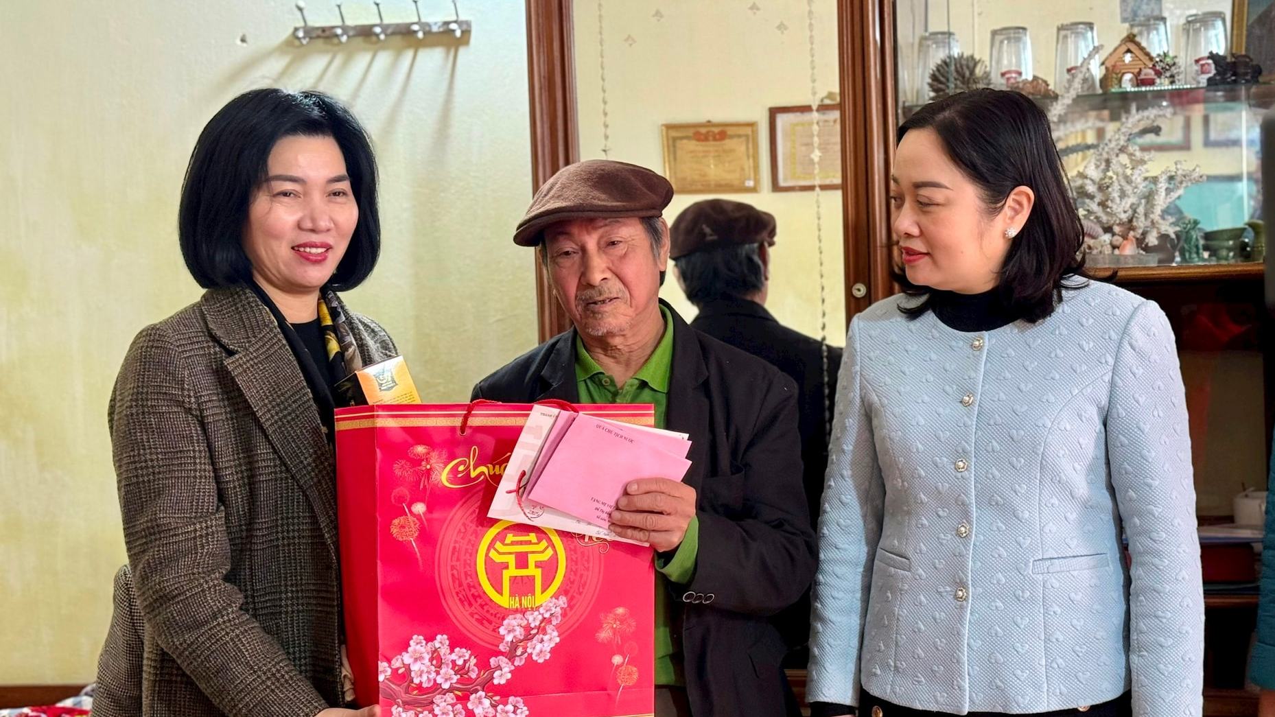 Phó Chủ tịch Thường trực HĐND TP thăm, tặng quà người có công huyện Ứng Hòa