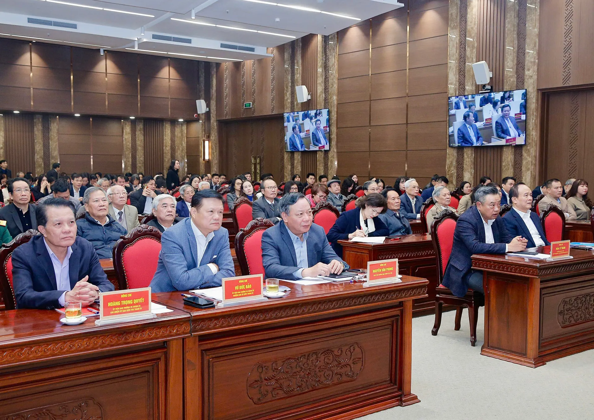 Các đồng chí lãnh đạo thành phố Hà Nội dự hội nghị tại điểm cầu Thành ủy Hà Nội. Ảnh: Thanh Hải