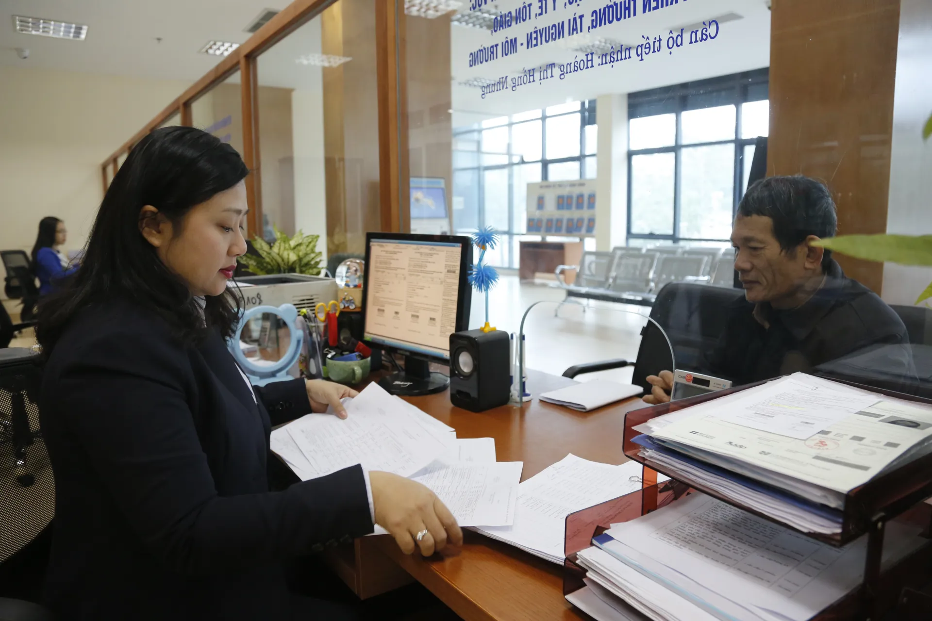 Giải quyết thủ tục hành chính tại bộ phận một cửa quận Ba Đình. Ảnh: Hải Linh