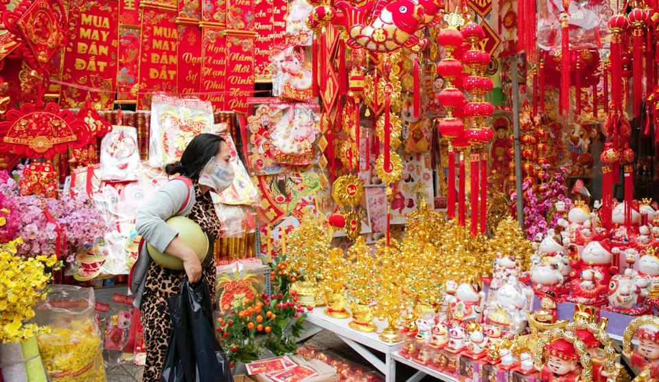 Người tiêu dùng mua đồ trang trí Tết trên phố Hàng Mã. Ảnh: Hoài Nam