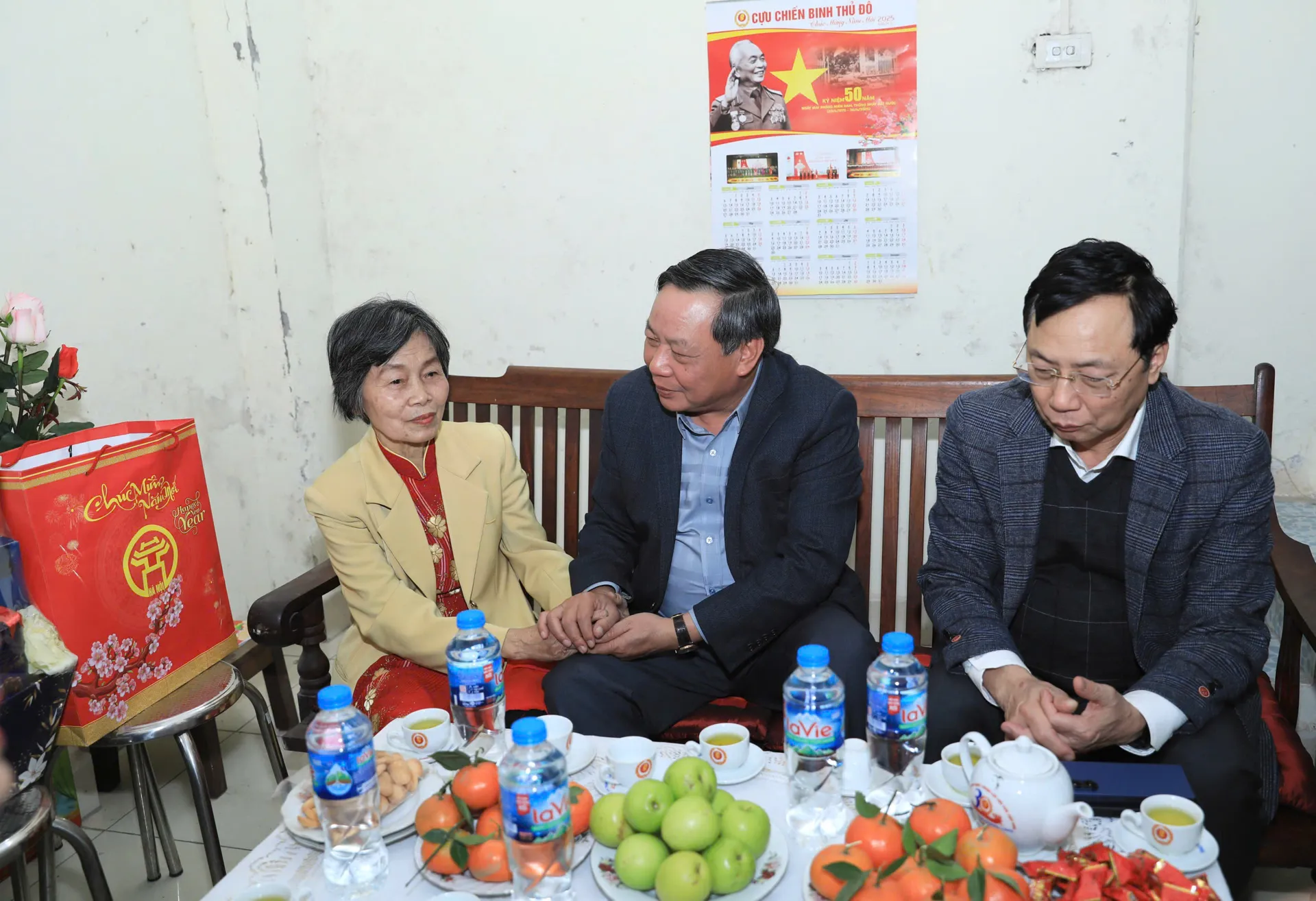 Phó Bí thư Thường trực Thành ủy Nguyễn Văn Phong đến thăm, chúc Tết bà Dương Thị Ngọc, quận Hai Bà Trưng - người tham gia chiến dịch 12 ngày đêm (năm 1972). Ảnh: Thanh Hải